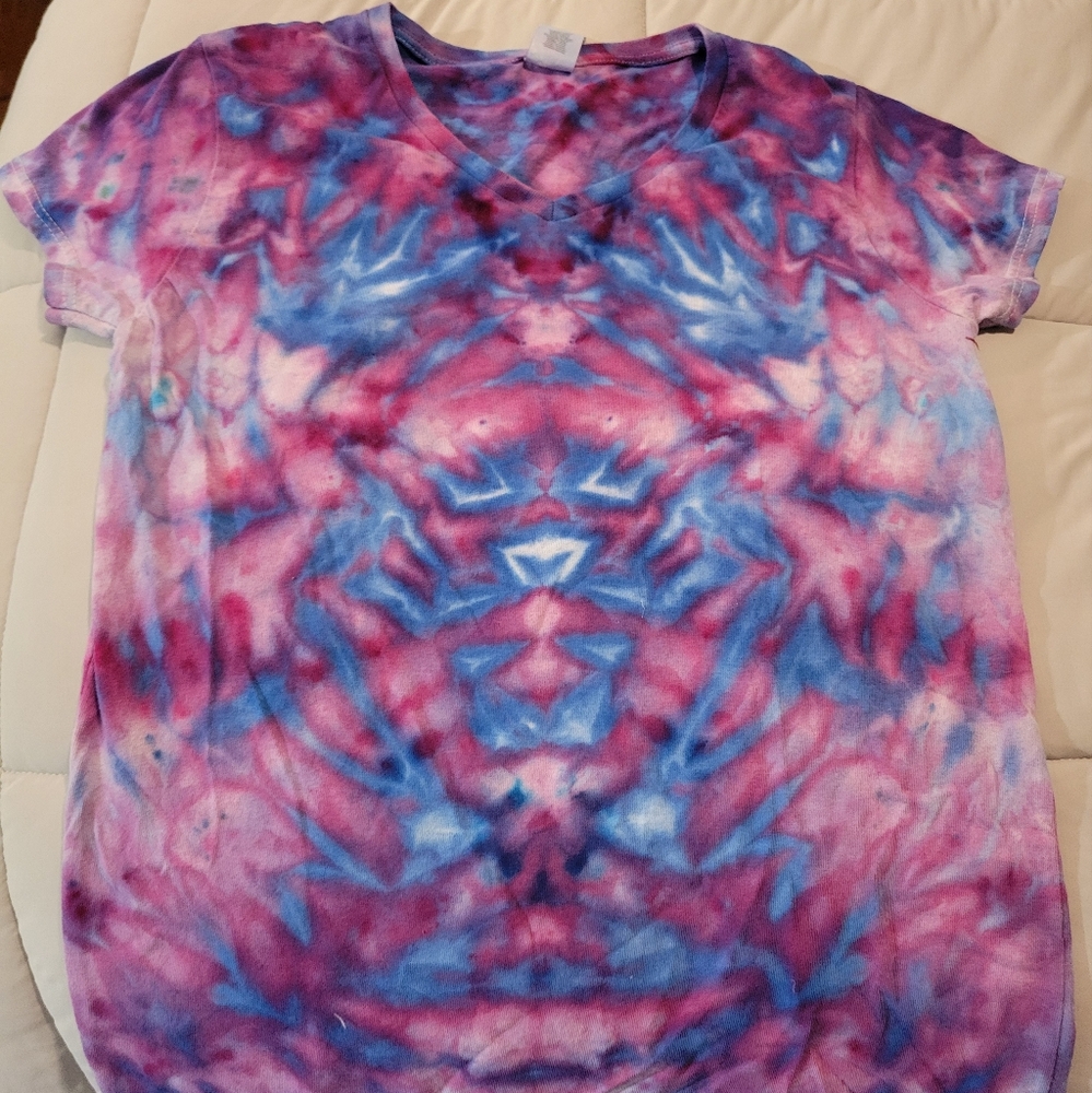 Tie-Dye V-Neck Tee in Pink & Blue